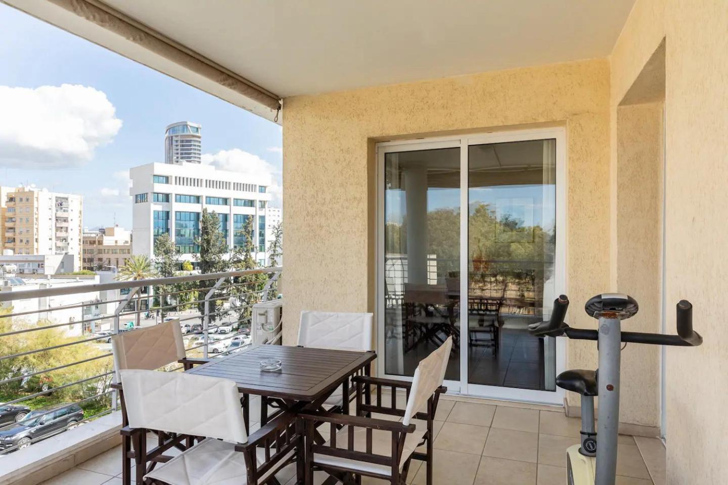 Warm Residence In The Heart Of The City Center - Balcony & View نيقوسيا المظهر الخارجي الصورة